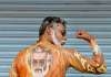 एक प्रशंसक ने अपने शरीर पर रजनीकांत के फोटो की पेंटिंग कराई