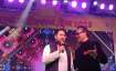 जब तेजस्वी यादव ने गायक अभिजीत के साथ स्टेज पर गाए रोमांटिक फिल्मी गाने- India TV Hindi