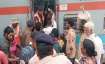 ट्रेन में लोगों को अन्दर भेजते आरपीएफ के जवान। - India TV Paisa
