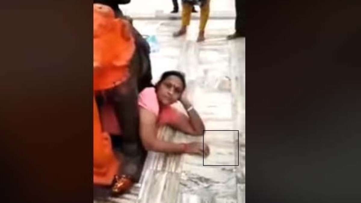 Very Funny: मंदिर में मन्नत मांगने गई थी महिला, मूर्ति के नीचे से निकलते  वक्त...Video देख रोक नहीं पाएंगे हंसी: Funny video viral as women stuck in  temple statue - India TV