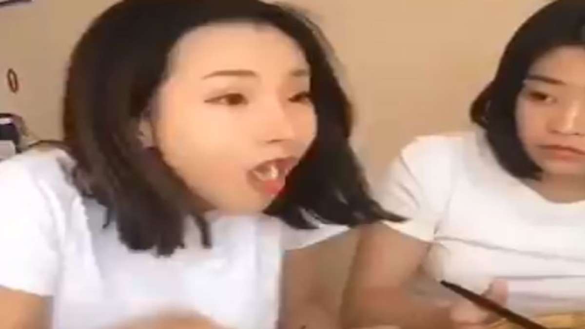 TikTok Video girl try to eat hot momos : TikTok: लड़की ने जल्दबाजी में खाया  गर्म मोमो, सहेली को आई हंसी और फिर... - India TV Hindi