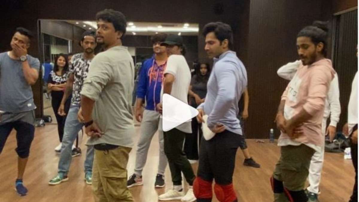 varun dhawan shares funny dance video on coolie song-वरुण धवन ने 'कुली नंबर 1' के गाने पर फनी डांस करते हुए शेयर किया वीडियो - India TV Hindi varun dhawan shares funny dance video on coolie song-वरुण धवन ने 'कुली नंबर 1' के गाने पर फनी डांस करते हुए शेयर किया वीडियो - India TV Hindi