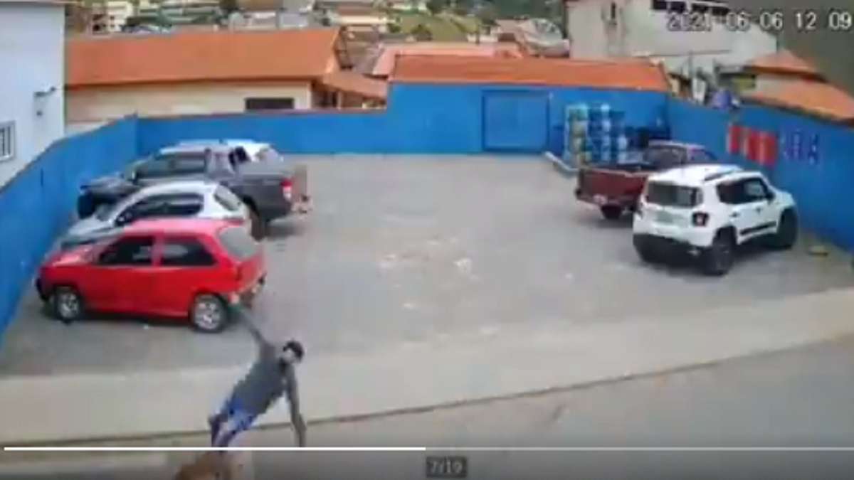 man fall on road due to crash with dog funny video viral - Video: बेहद  सावधानी से सड़क पार की, फिर भी हो गई मुठभेड़, देखकर नहीं रुकेगी हंसी -  India TV Hindi