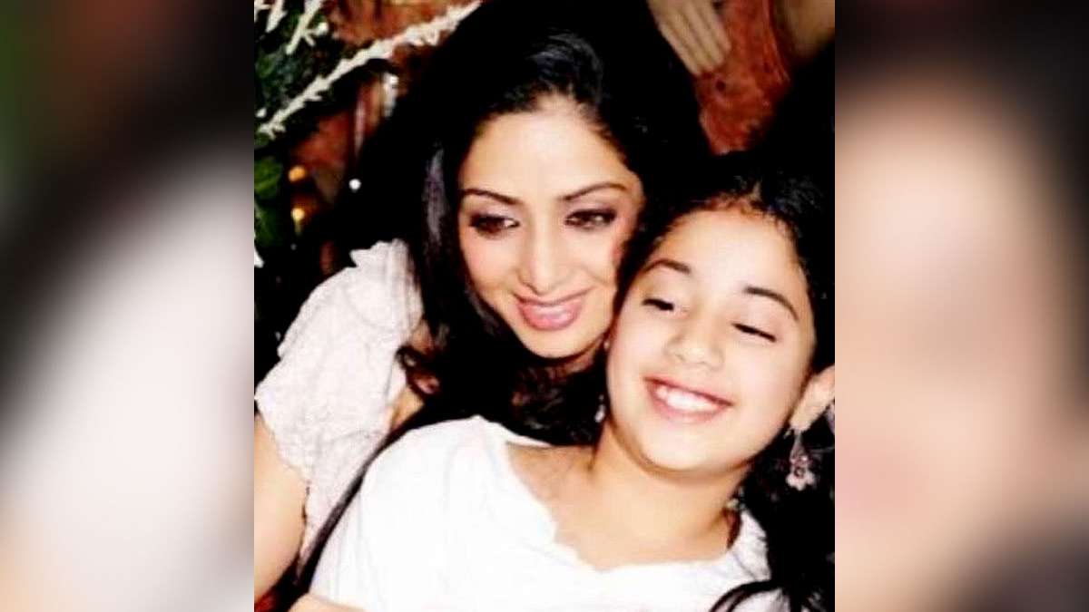 श्रीदेवी के जन्मदिन पर जाह्नवी कपूर ने यूं किया अपनी मां को याद, शेयर की  अनदेखी तस्वीर -janhvi Kapoor remember mother Sridevi on her birth  anniversary shares unseen picture on instagram -