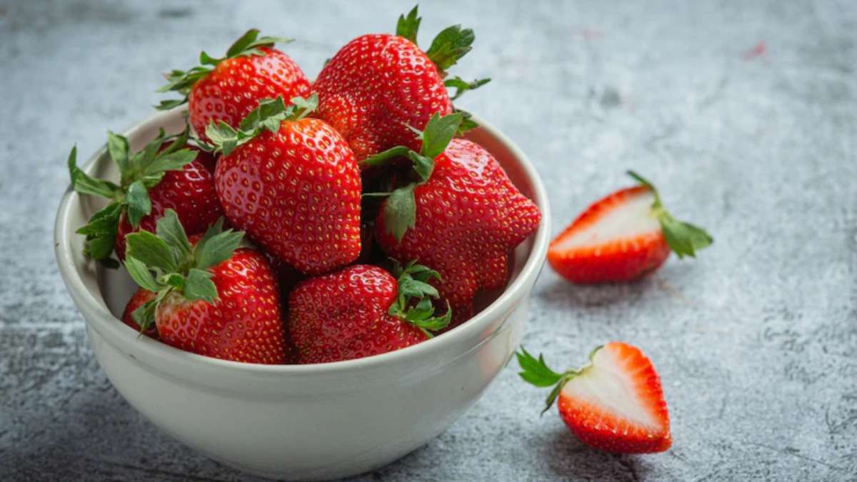 Strawberry for Diabetes add this fruit in your diet to control blood sugar  level naturally मीठी होने के बावजूद डायबिटीज मरीज के लिए रामबाण है  स्ट्रॉबेरी, जानिए क्या कहती है स्टडी -
