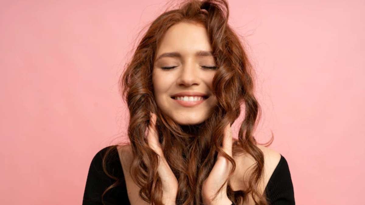 Hair Care Tips: बालों की जड़ों को बनाना चाहते हैं मज़बूत, तो आज़माएं ये 10  घरेलू नुस्खें Hair Care Tips: If you want to make hair roots strong, then  try these 10