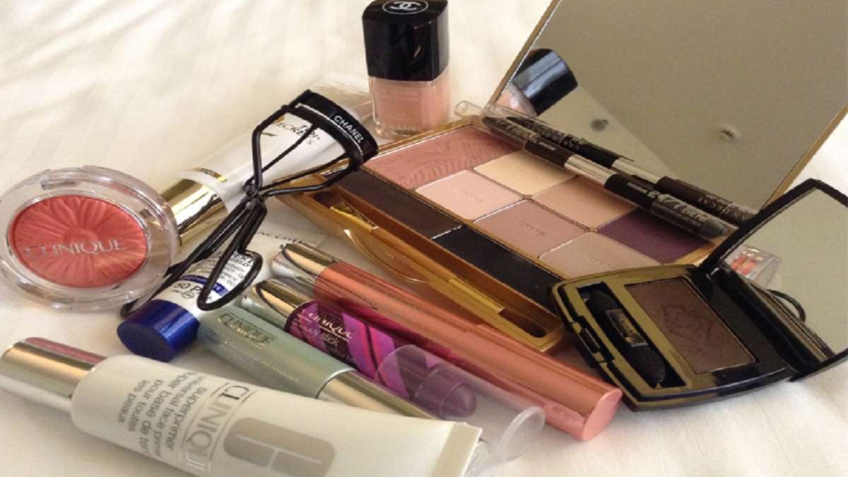 Skin care tips beauty product harm your skin and health Throw these things  out of your makeup kit - India TV Hindi