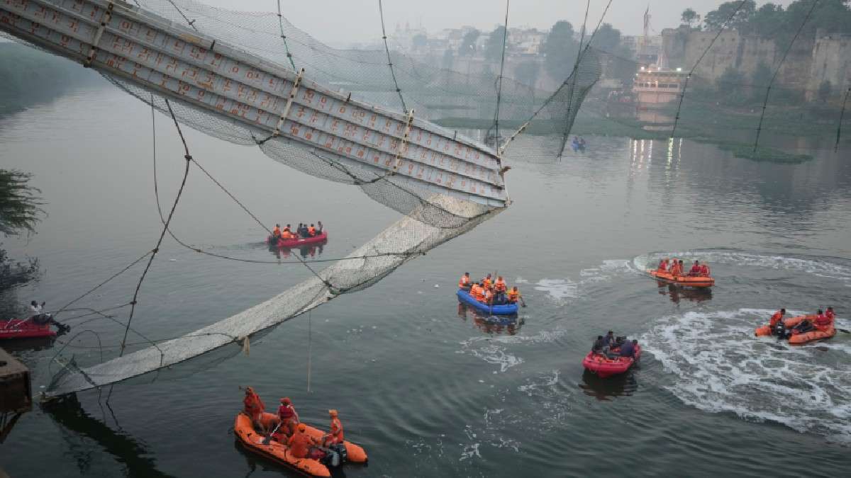 LIVE: मोरबी पुल हादसे में 134 लोगों की मौत, रेस्क्यू ऑपरेशन जारी, हिरासत  में लिए गए 9 लोग । LIVE in Morbi Gujarat Major accident due to cable bridge  collapse many people