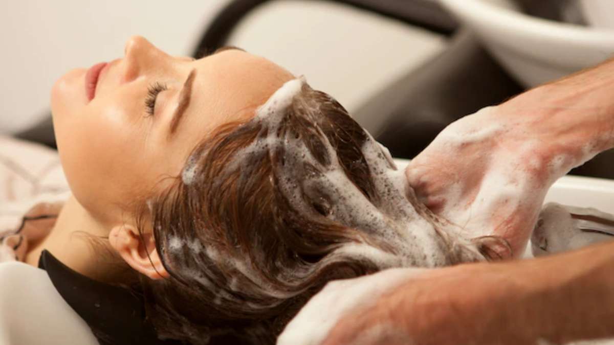 Hair Spa Vs Keratin: हेयर स्पा या केराटिन, बालों के मेकओवर के लिए कौन सा ट्रीटमेंट Hair Spa Vs Keratin: हेयर स्पा या केराटिन, बालों के मेकओवर के लिए कौन सा ट्रीटमेंट
