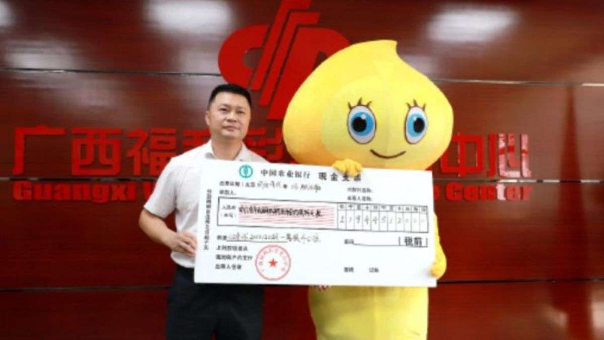Lottery winner from China hides prize from family by wearing a cartoon costume | 250 करोड़ रुपये की लॉटरी जीतकर पहन लिए कार्टून करैक्टर के कपड़े, वजह हैरान कर देगी - India TV Hindi Lottery winner from China hides prize from family by wearing a cartoon costume | 250 करोड़ रुपये की लॉटरी जीतकर पहन लिए कार्टून करैक्टर के कपड़े, वजह हैरान कर देगी - India TV Hindi