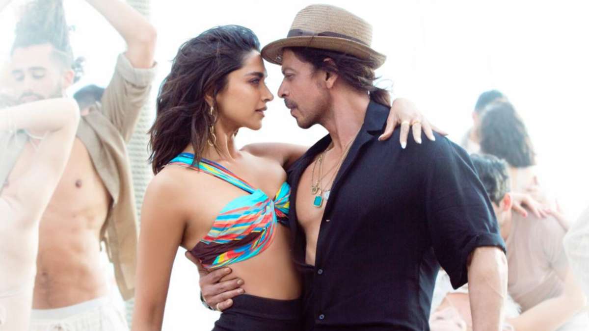 बेशर्म रंग' गाने में दीपिका पादुकोण का बोल्ड लुक और SRK की बॉडी ने गाने में  लगाया हॉटनेस का तड़का - India TV Hindi