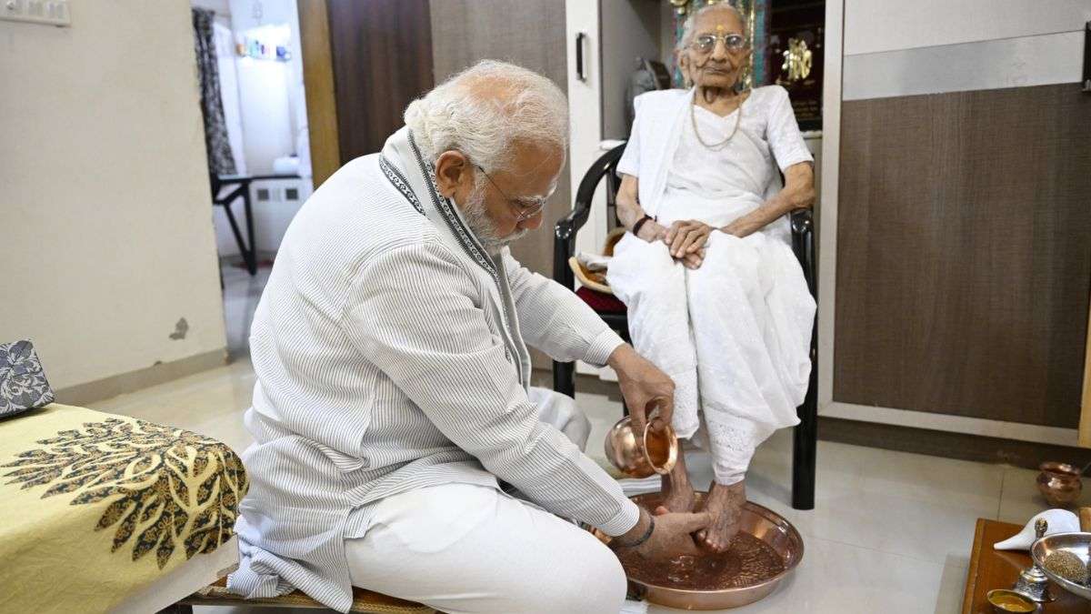 Heeraben death Narendra modi hiraben death When PM Modi wrote an emotional  post for mother Heera Ben on completion of 100 years । जब पीएम मोदी ने 100  साल पूरे होने पर