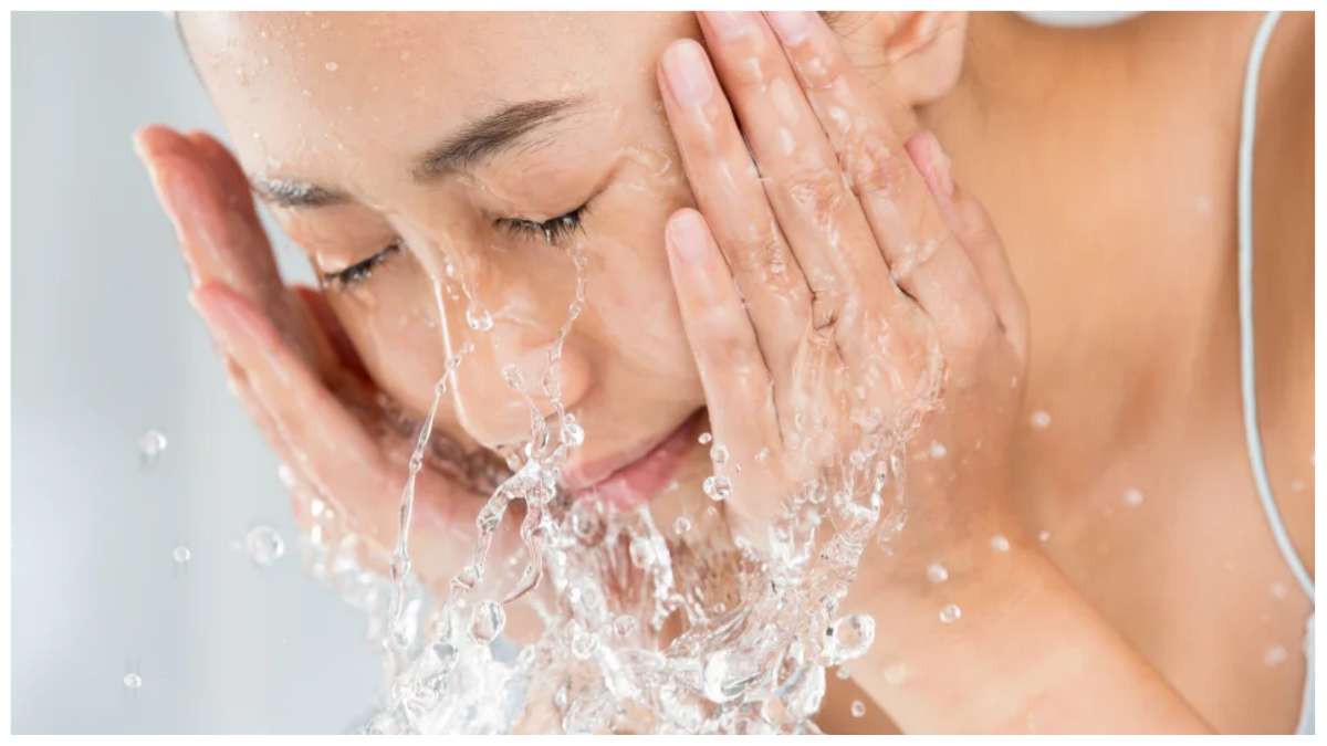 सुबह उठते ही अपना चेहरा गर्म पानी से धोएं या ठंडे पानी से? | thande pani se  chehra dhone ke fayde in hindi - India TV Hindi