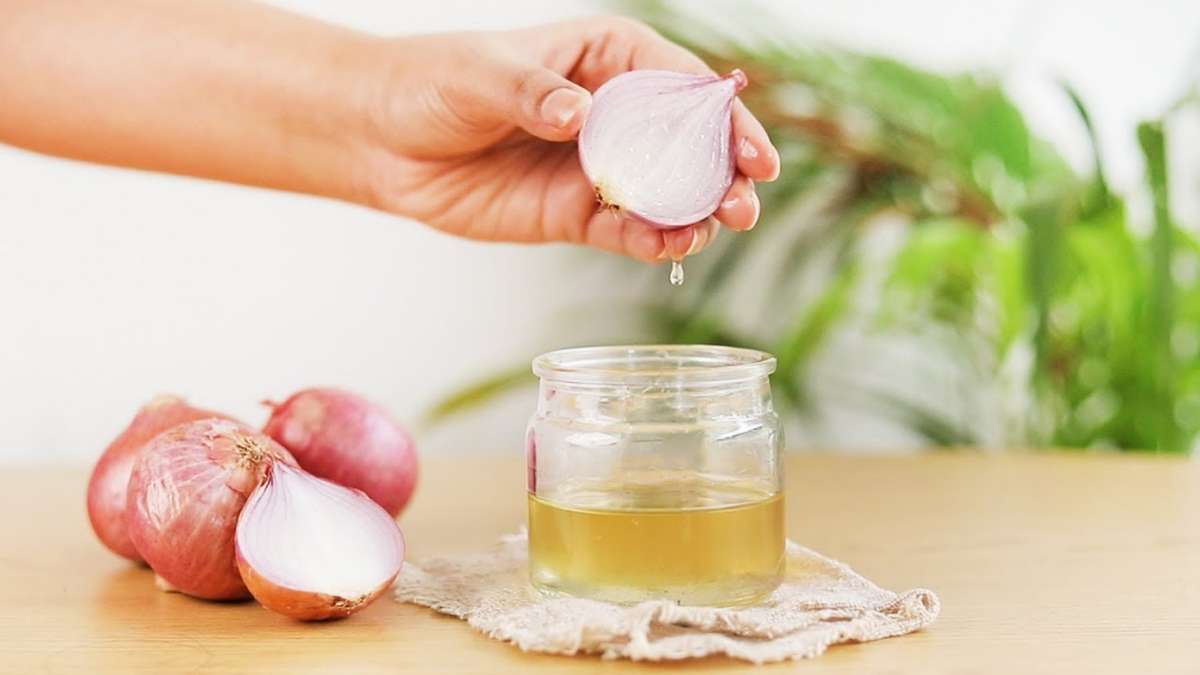 बालों के लिए मेथी और प्याज का तेल | Onion methi hair oil in hindi - India TV Hindi