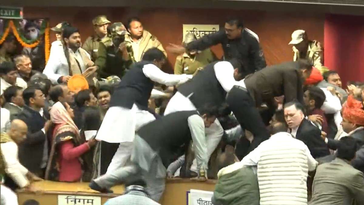 delhi mayor polls adjourned why bjp aap councilors clashed here are the  main points । दिल्ली MCD में क्यों भिड़ गए AAP-BJP पार्षद, 4 अहम प्वाइंट  में समझें पूरा मामला - India