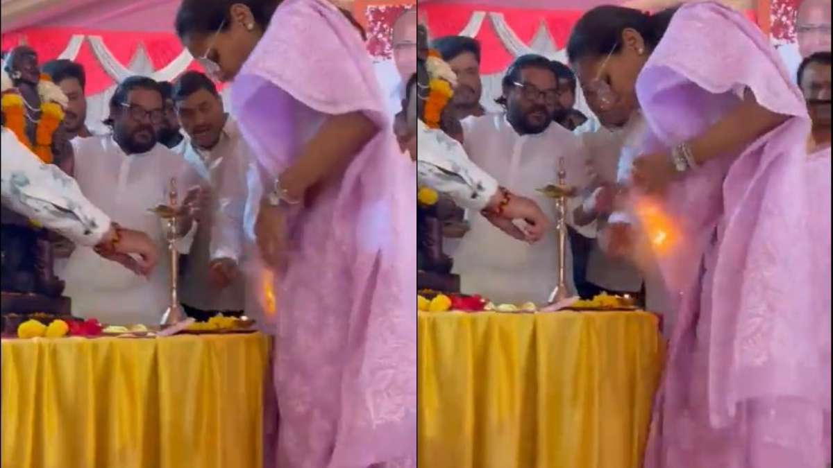 NCP MP Supriya Sule saree burn during program in pune watch video here  VIDEO: कार्यक्रम के दौरान सुप्रिया सुले की साड़ी में अचानक लगी आग, बड़ा  हादसा टला - India TV Hindi