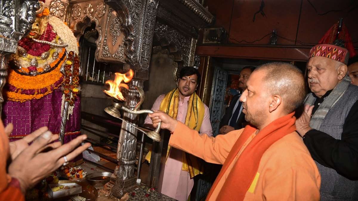 UP Chief minister Yogi adityanath reached gorakhnath temple took stock of  preparations for Khichdi mela अचानक गोरखपुर पहुंचे CM योगी, खिचड़ी मेले की  तैयारियों का लिया जायजा, दिए ये ...