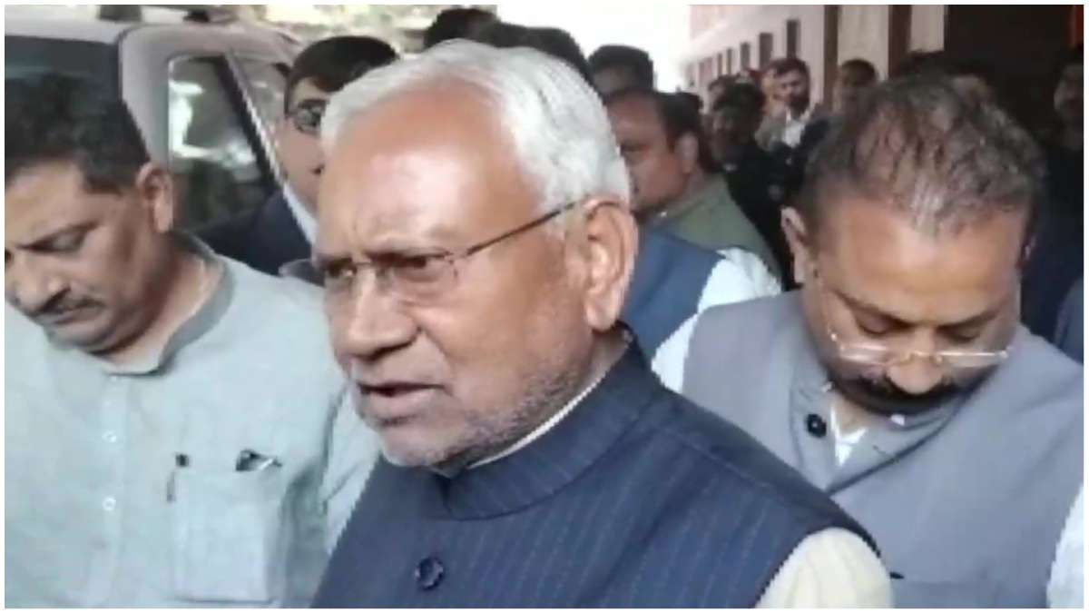 औरंगाबाद में CM Nitish Kumar पर हमला, फेंके गए कुर्सी के टुकड़े, बाल-बाल  बचे मुख्यमंत्री । Bihar News Chair thrown at cm nitish kumar during  samadhan yatra in aurangabad RJD Statement -