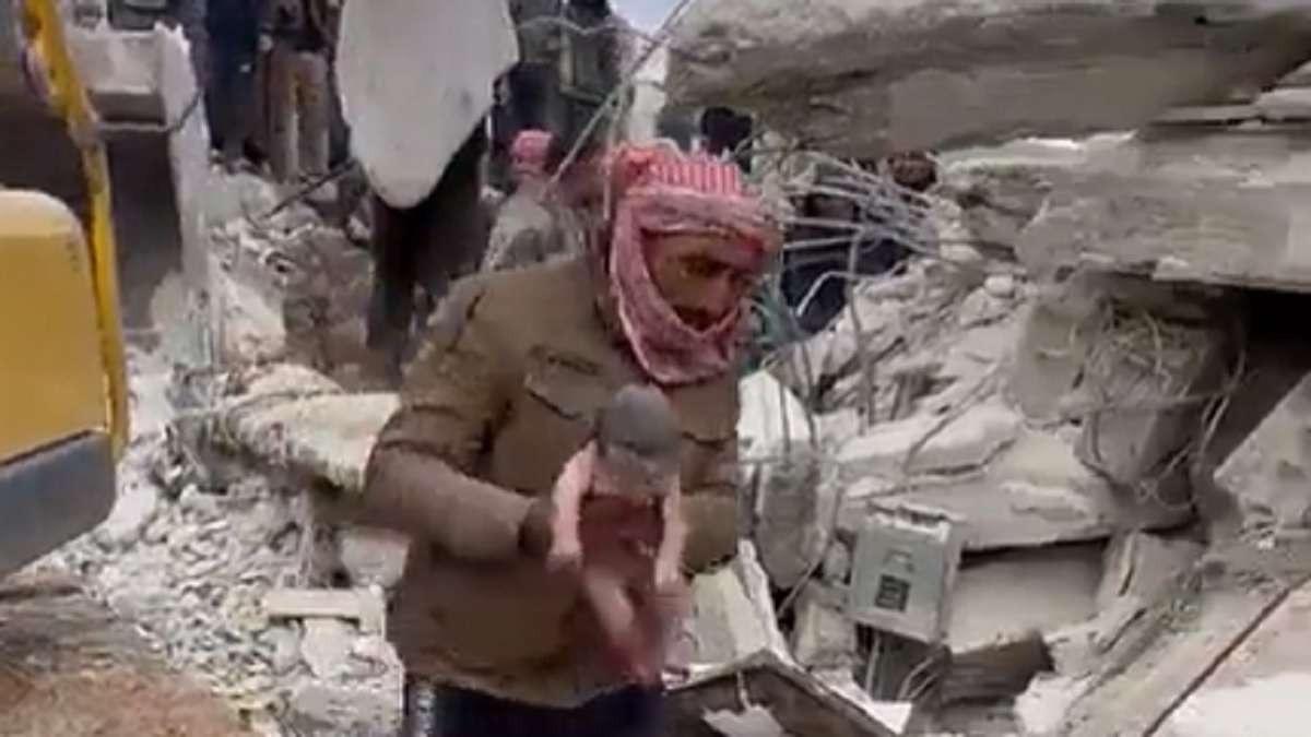 Turkey Syria Earthquake Mother buried under the debris gave birth to a  child before dying Video Viral। तुर्की-सीरिया भूकंप: मलबे में दबी मां ने  मरने से पहले बच्चे को दिया जन्म, VIDEO