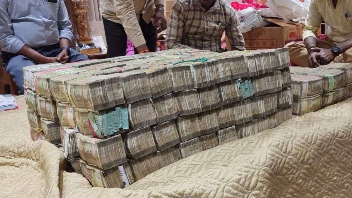 Lokayukta officials raid at bjp mla son Prashanth Maadal Bengaluru more  than 6 crore cash recovered । कर्नाटक: BJP विधायक के बेटे के घर लोकायुक्त  की छापेमारी, जब्त किया नोटों का 'बेड' -