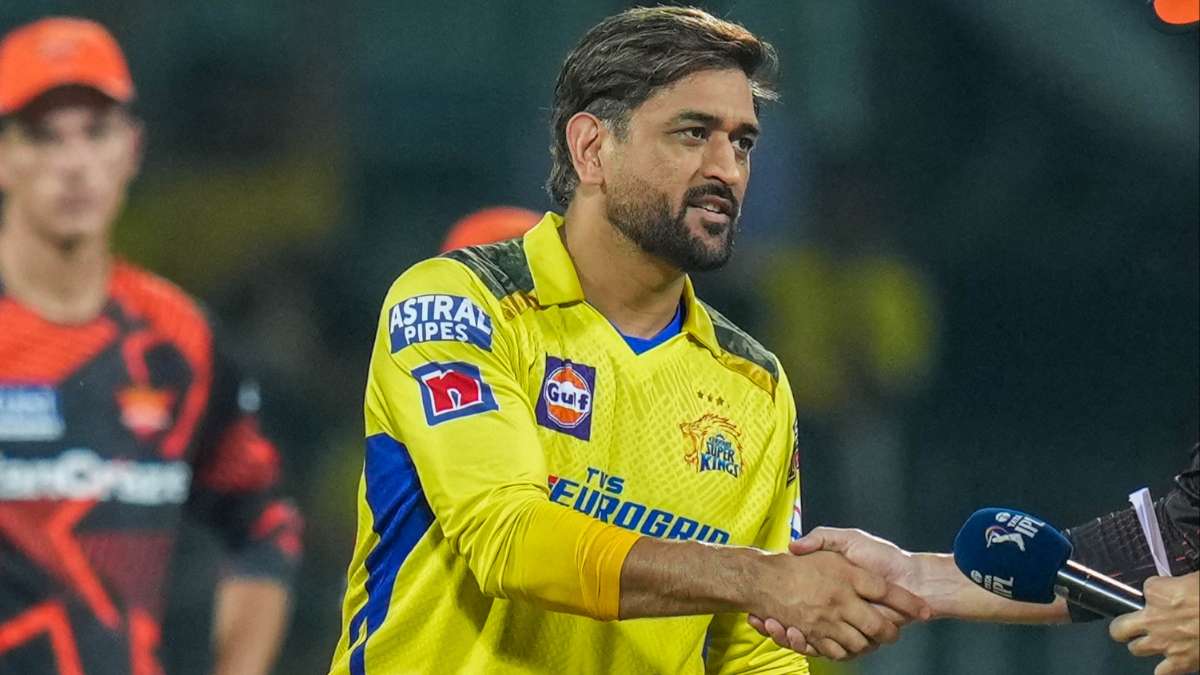 IPL 2022 ms dhoni changed his look hairstyle chennai super kings A grand  welcome of CSK in Surat watch video  IPL 2022 महदर सह धन बदल लक  म दख सरत पहचन