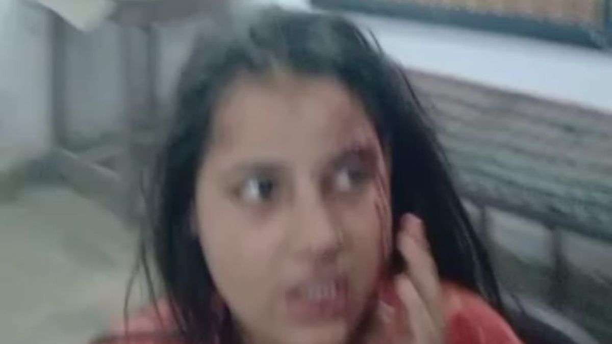 Landlord son forcibly dragged the tenant girl in a taxi in Ghaziabad to  Delhi । गाजियाबाद में युवती को जबरन टैक्सी में घसीट ले गया मकान मालिक, चलती  कार में गाल को