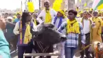 पश्चिम बंगाल में भैसे पर सवार होकर भेड़-बकरियों के साथ नामांकन करने पहुंचा उम्मीदवार, देखें- वीडियो