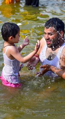 संगम पर सनातन की अद्भुत झांकी, महाकुंभ के आखिरी दिन की शानदार तस्वीरें आईं सामने