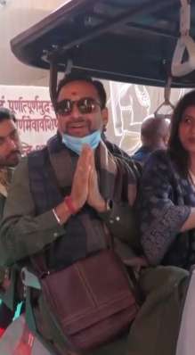 परिवार संग महाकुंभ पहुंचे पंकज त्रिपाठी, 'कालीन भैया' स्टाइल में जाहिर की खुशी