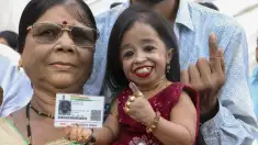वोटिंग की पॉजिटिव खबर: जब दुनिया की सबसे छोटी महिला पहुंची वोट देने, सुनें मतदान के बाद क्या कहा?