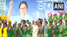 पश्चिम बंगाल: मालदा में CM ममता बनर्जी ने मंच पर किया डांस, ड्रम भी बजाया, देखें VIDEO