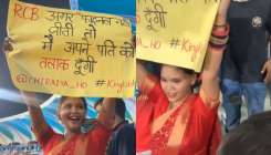 पोस्टर लिए खड़ी महिला- India TV Hindi