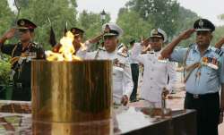 50 साल से जल रही 'अमर जवान ज्योति' का विलय राष्ट्रीय युद्ध स्मारक पर जल रही लौ में किया जाएगा - India TV Paisa
