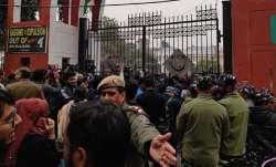 जामिया मिलिया इस्लामिया यूनिवर्सिटी के गेट के बाहर भारी पुलिस बल की तैनाती की गई है। - India TV Hindi