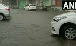 गुजरात में भारी बारिश से सड़कों पर जलजमाव हो गया।- India TV Paisa