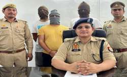 पुलिस गिरफ्त में आरोपी।- India TV Paisa
