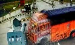 CRPF के वाहन में तेज रफ्तार ट्रक ने मारी टक्कर- India TV Paisa