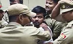 संजीव जीवा की हत्या के आरोपी को गिरफ्तार कर ले जाती पुलिस- India TV Paisa