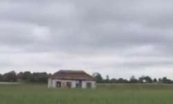 यूक्रेन में भागते हुए घर की तस्वीर कैमरे में कैद- India TV Paisa