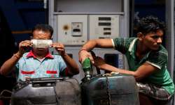 पेट्रोल और डीजल की कीमतों में मार्च के मध्य में दो रुपये प्रति लीटर की कमी की गई।- India TV Paisa