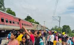 यूपी के गोंडा में बीते गुरुवार को चंडीगढ़-डिब्रूगढ़ एक्सप्रेस हादसे में ट्रेन के 8 डिब्बे पटरी से उत- India TV Paisa