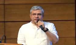 नई दिल्ली में बुधवार को कैबिनेट के फैसले की जानकारी देते केंद्रीय मंत्री अश्विनी वैष्णव।- India TV Paisa