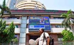 मुंबई स्थित बीएसई सेंसेक्स की बिल्डिंग के पास से गुजरता एक व्यक्ति।- India TV Paisa