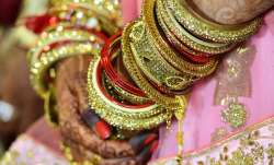 22 अप्रैल को, सोना 1,800 रुपये चढ़कर 1,01,600 रुपये प्रति 10 ग्राम के सर्वकालिक उच्च स्तर पर पहुंच ग- India TV Paisa