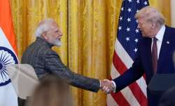 प्रधानमंत्री नरेन्द्र मोदी से हाथ मिलाते अमेरिका के राष्ट्रपति डोनाल्ड ट्रम्प। (फाइल फोटो)- India TV Paisa