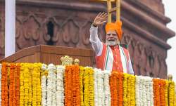 दिल्ली के लाल किले की प्राचीर पर शुक्रवार को स्वतंत्रता दिवस के मौके पर लोगों का अभिवादन करते प्रधान- India TV Paisa