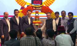 मुंबई में बुधवार को एनएसई में अर्बन कंपनी के शेयर लिस्टिंग के मौके पर मौजूद कंपनी के अधिकारीगण।- India TV Paisa