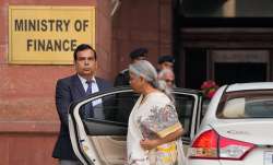 वित्त मंत्रालय के प्रवेश द्वार पर गाड़ी से उतरतीं वित्त मंत्री निर्मला सीतारमण। (फाइल)- India TV Paisa