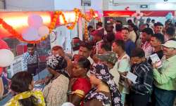 पोस्ट ऑफिस में काउंटर पर अपनी बारी आने का इंतजार करते लोग। - India TV Paisa