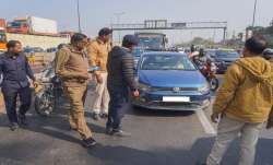 गाड़ियों को रोककर जांच करते पुलिस अधिकारी।- India TV Paisa